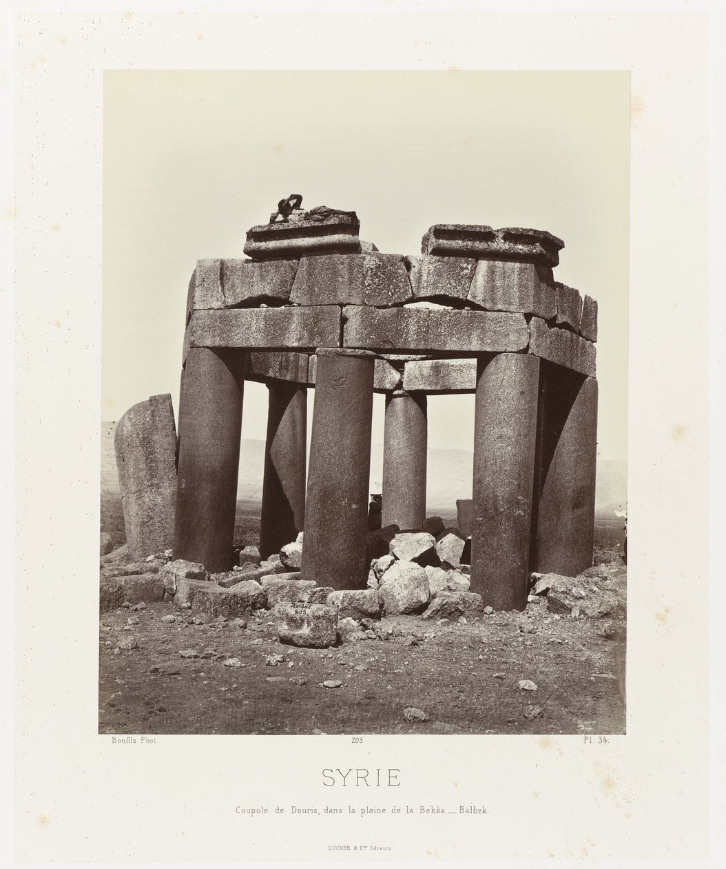 Homme sur la coupole de Douris, près de Baalbek (Architecture antique : Égypte, Grèce, Asie Mineure) - Félix Bonfils