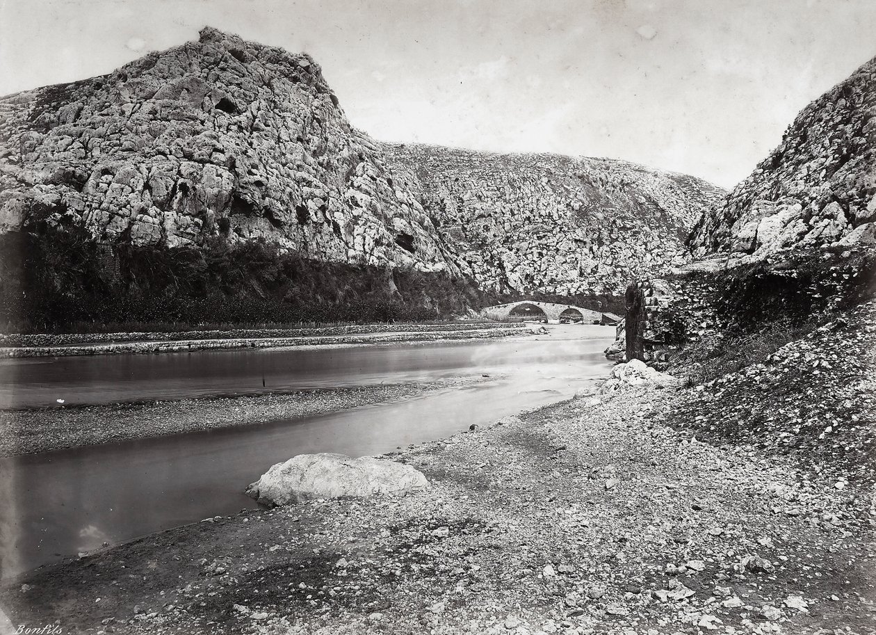 "Nahr el-Kalb" (le fleuve du chien) parmi les montagnes du Liban, près de Beyrouth, en Palestine - Félix Bonfils
