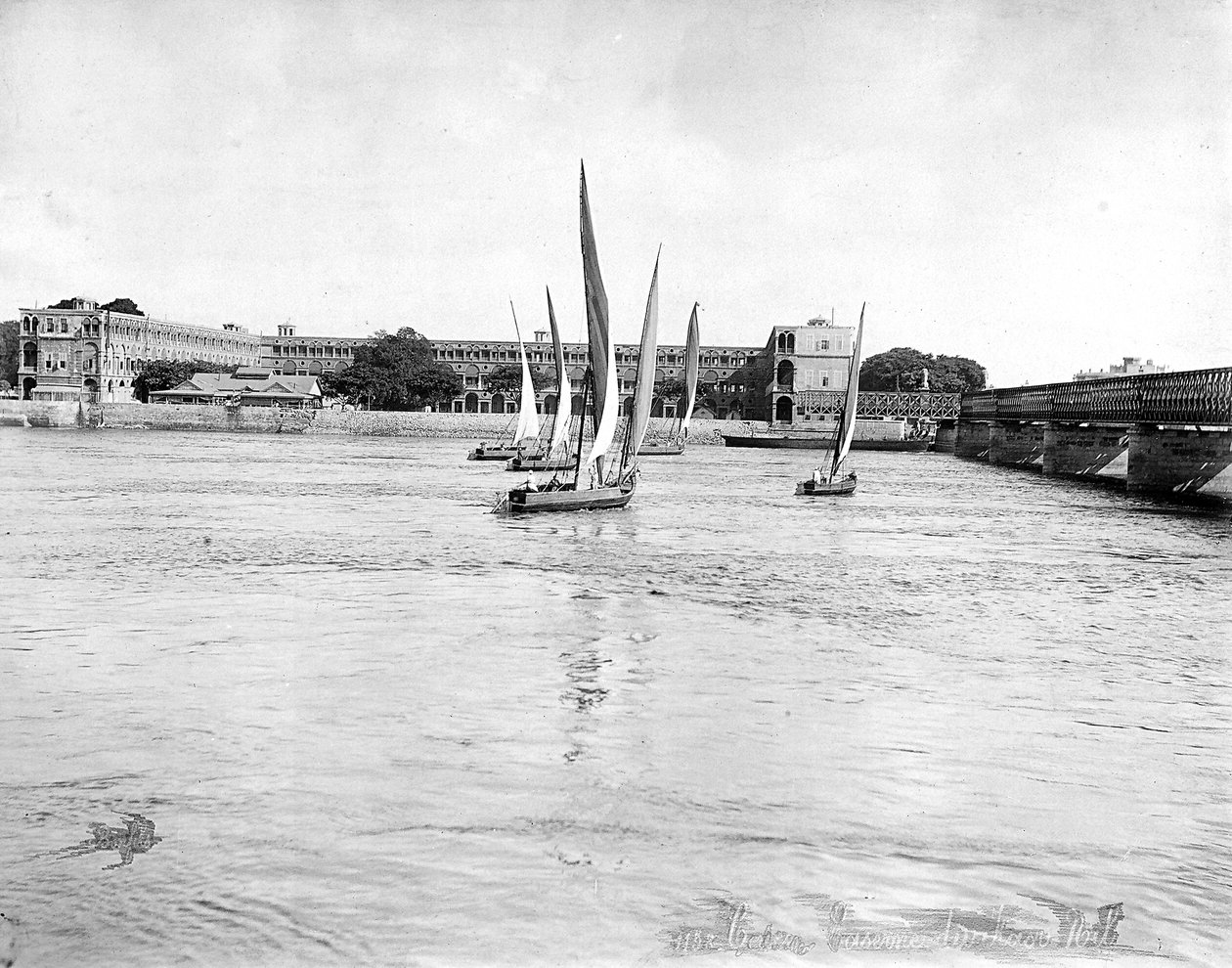 Vue des casernes surplombant le Nil près du pont Kasr, au Caire, en Égypte - Félix Bonfils