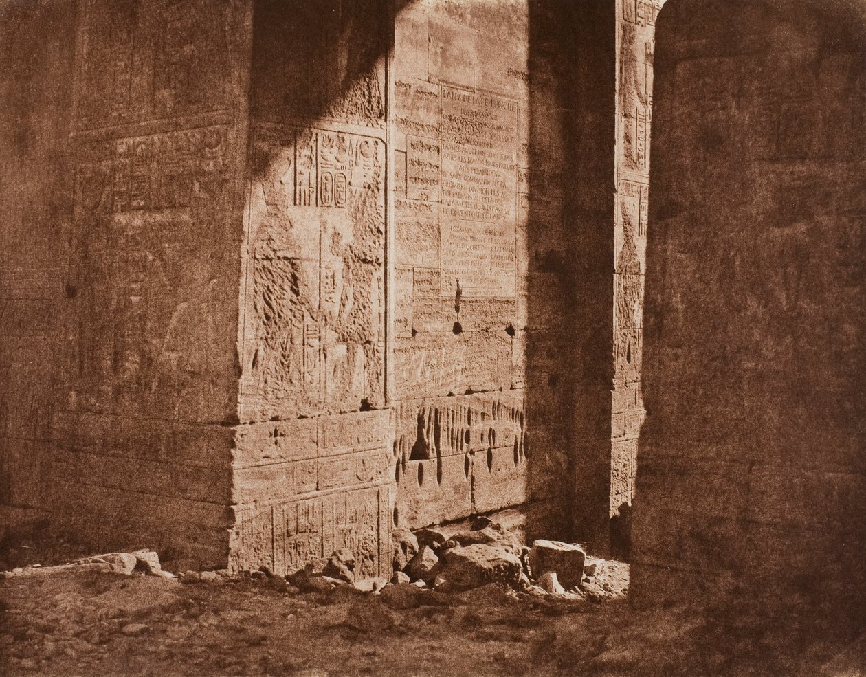 Premier pylône - Inscription française gravée sur l