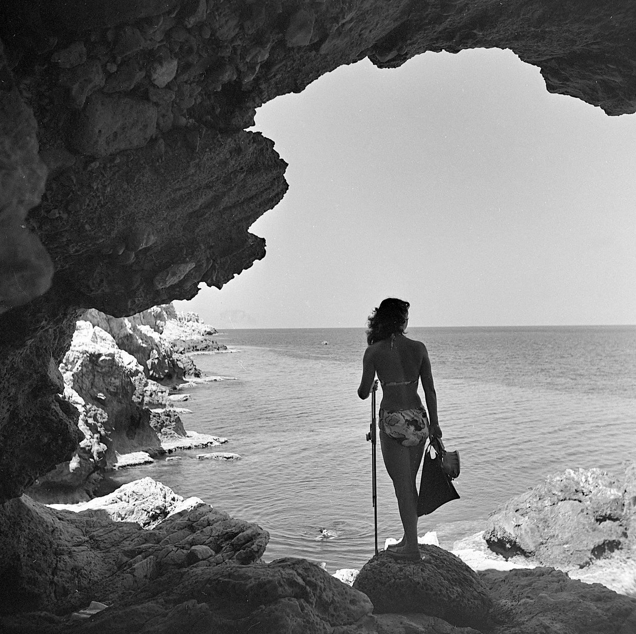 Baigneur sur la falaise regardant la mer près du village d