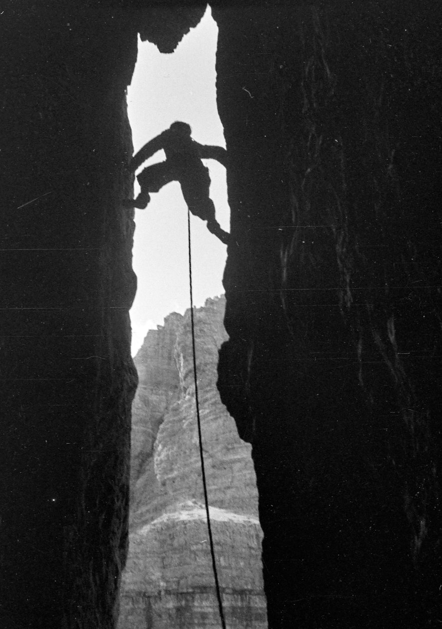 Dolomites : grimpeur dans le Dülfer de la Cima Grande di Lavaredo - Fosco Maraini