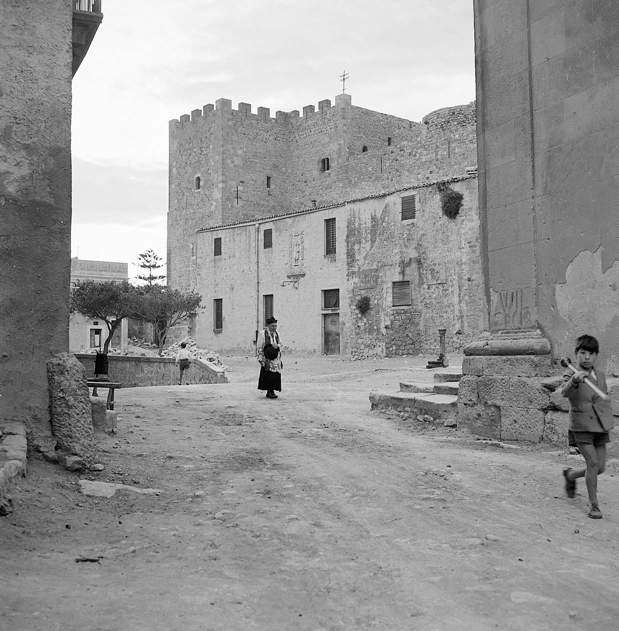 Vue de Salemi et de son château, Sicile - Fosco Maraini