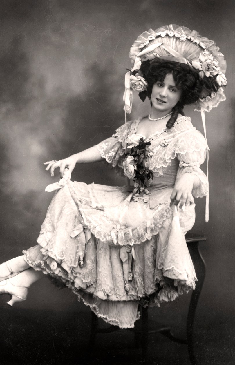 Fanny Dango 1878-1972, chanteuse et danseuse, début du 20e siècle - Foulsham and Banfield
