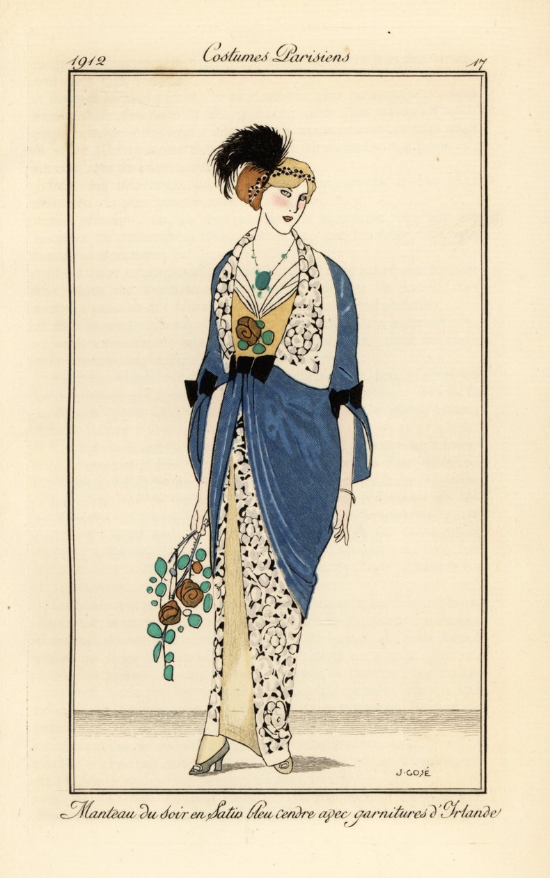 Femme en robe de soirée en satin bleu cendre avec dentelle irlandaise. Manteau du soir en satin bleu cendre avec garnitures d