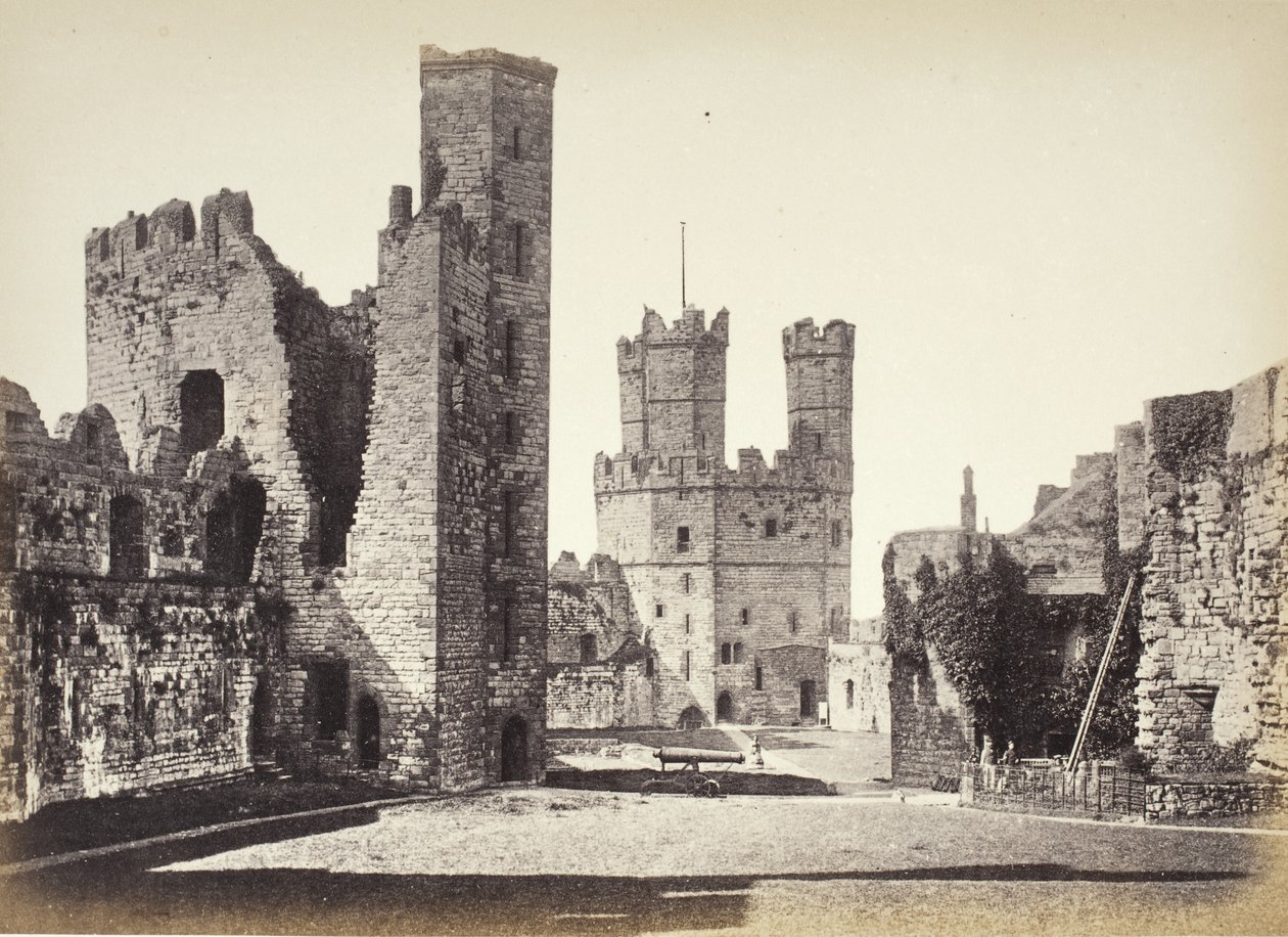 Château de Carnarvon, intérieur, vue vers la tour de l