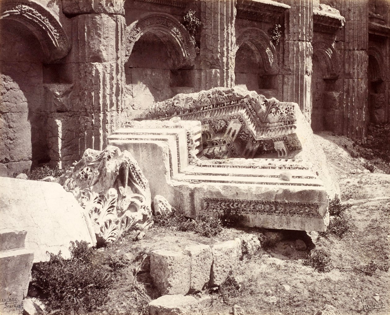 Vestiges sculptés dans le temple de Jupiter, Baalbek - Francis Bedford