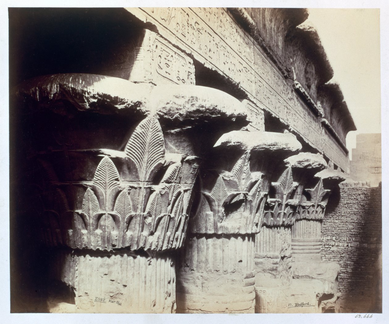Les chapiteaux du portique, Temple de Khnoum, Esna, Égypte, 1862 - Francis Bedford
