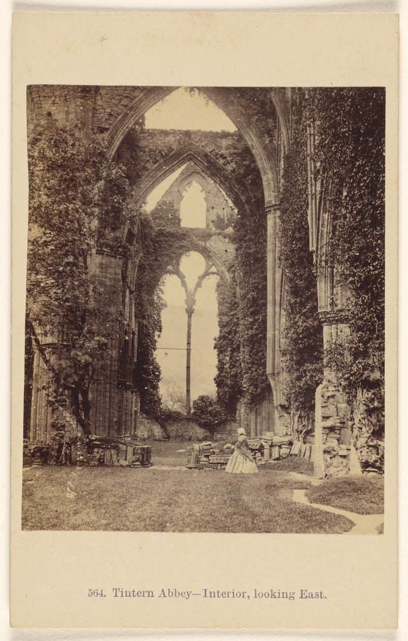 Abbaye de Tintern - intérieur, vue vers l
