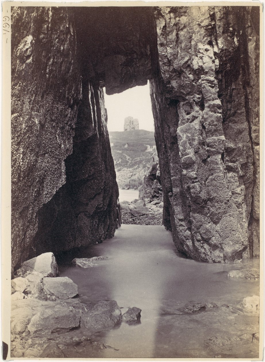 Vue à travers des rochers d
