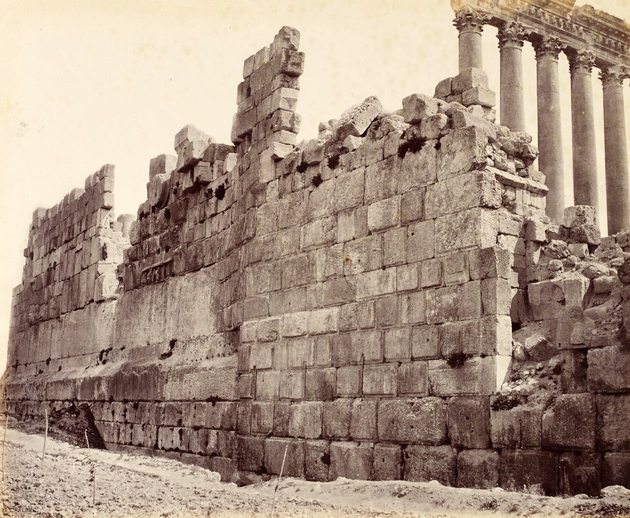 Extrémité ouest du mur extérieur du temple du Soleil, Baalbek - Francis Bedford
