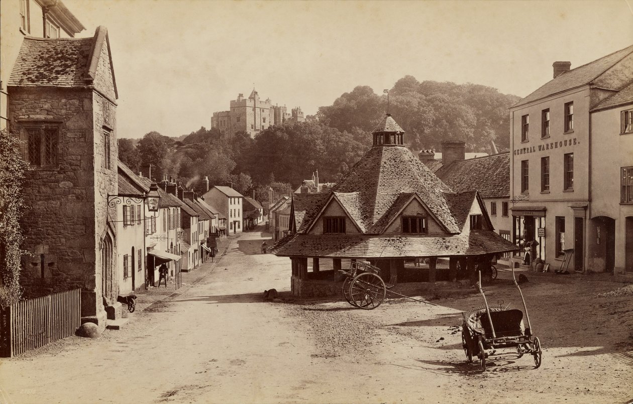 Halle du marché et château de Dunster - Francis Frith