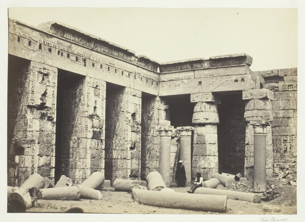 Cour intérieure de Medinet Habbo, Thèbes, 1857 - Francis Frith