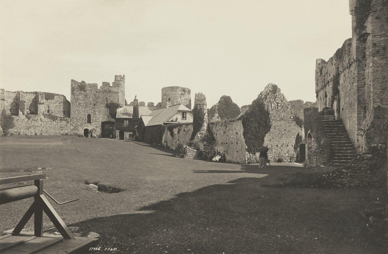 Cour du château de Manorbier, Pays de Galles - Francis Frith
