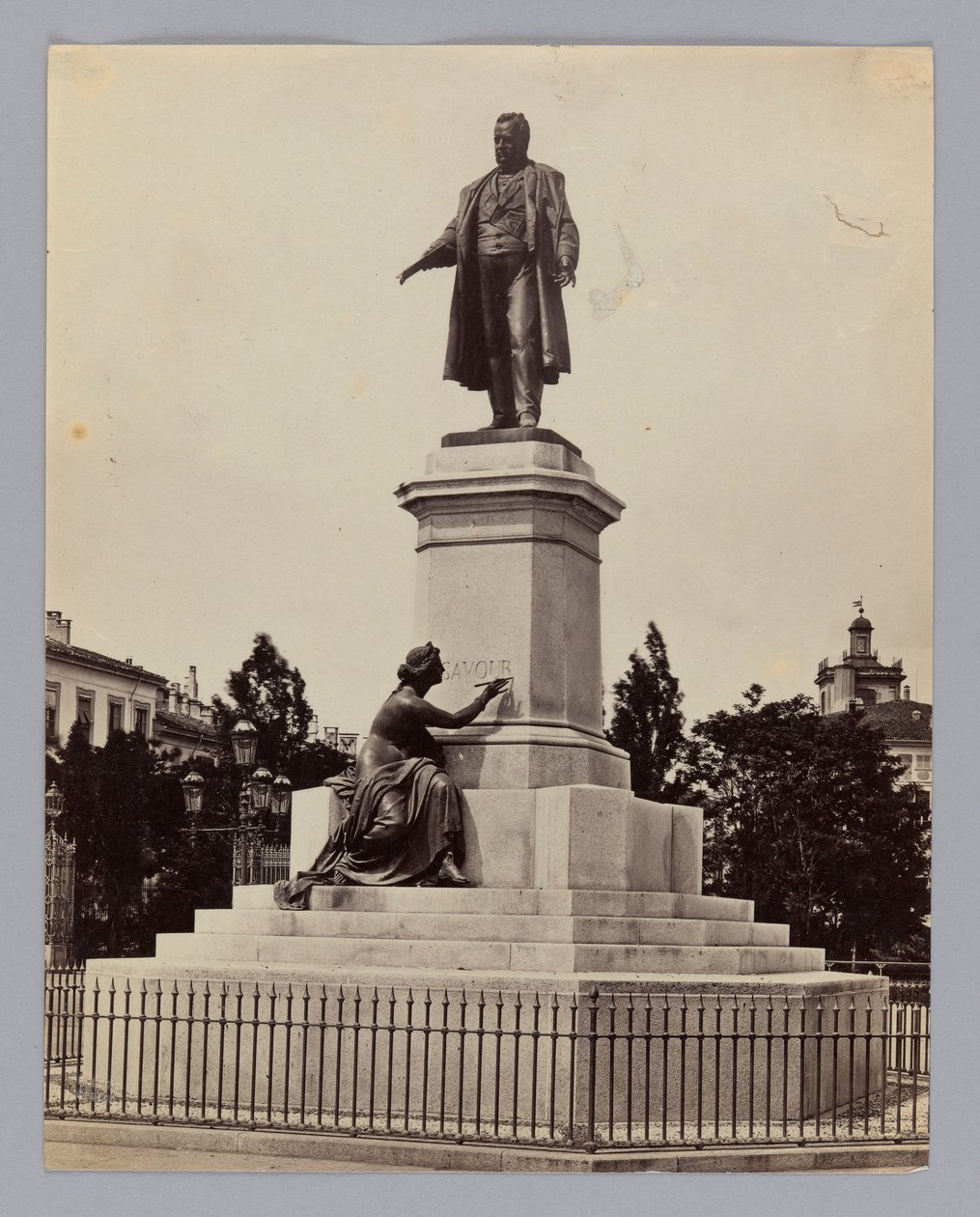 Milan. Antonio Tantardini (1829-1879) et Odoardo Tabacchi (1831-1905), monument à Camillo Benso, comte de Cavour, homme politique et entrepreneur italien - Francis Frith