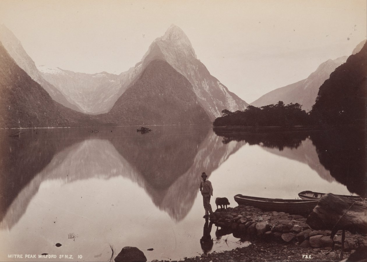 Mitre Peak, Milford Sound, NZ. De l