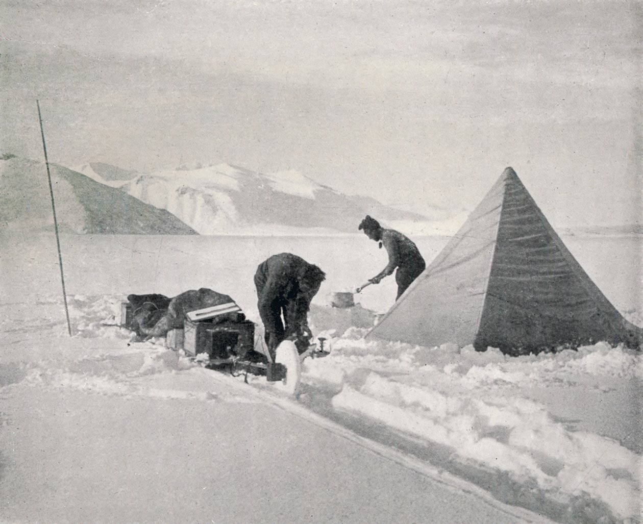 Traîneau lourd dans la nouvelle neige au large de Point Disappointment, décembre 1911, 1913 - Frank Debenham