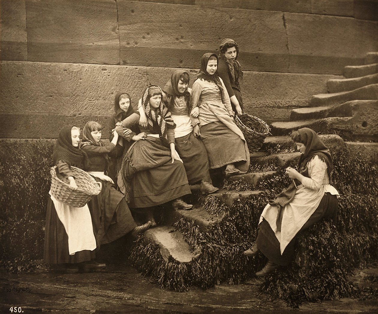 Femmes attendant la pêche du jour, port de Whitby, North Yorkshire, c.1899 - Frank Meadow Sutcliffe