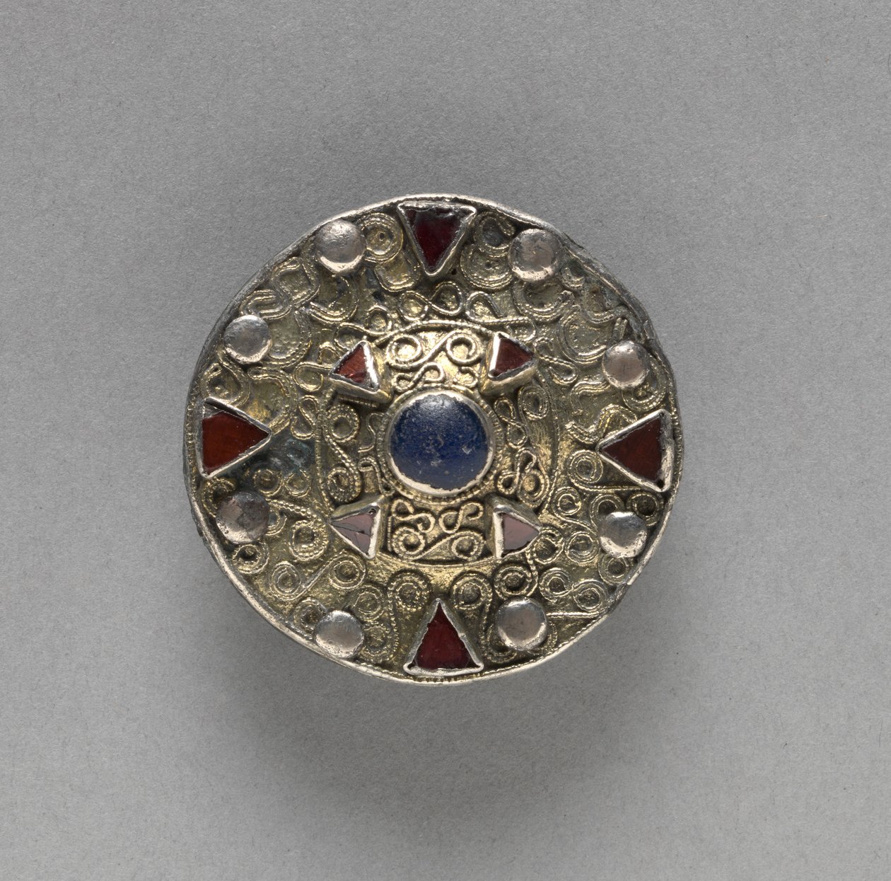 Broche à disque filigrané avec bosse centrale, fin des années 600 - Frankish School