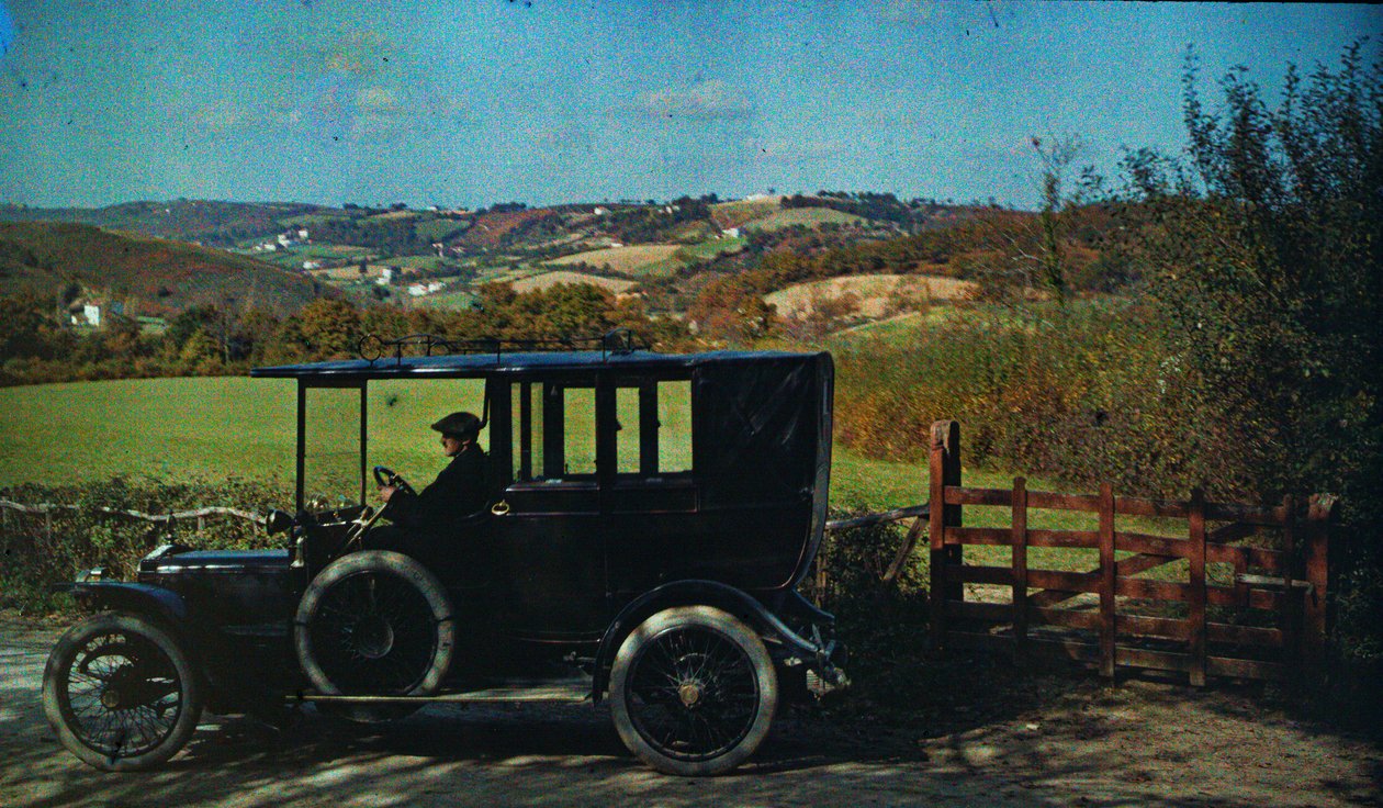 Autochrome couleur précoce vers 1916. Homme dans une voiture, peut-être le photographe en Angleterre,... - Franklin Price Knott