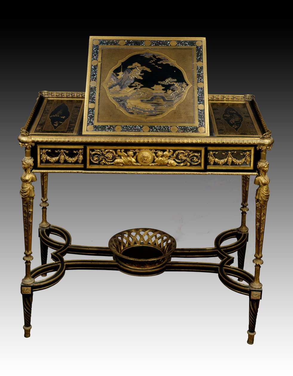 Table à écrire en bois laqué par François Remond (1747-1812) (orfèvre) et Adam Weisweiler (1744-1820) en bois et bronze du cabinet de la reine Marie-Antoinette à Saint-Cloud. 1784 Paris. Musée du Louvre - François Rémond