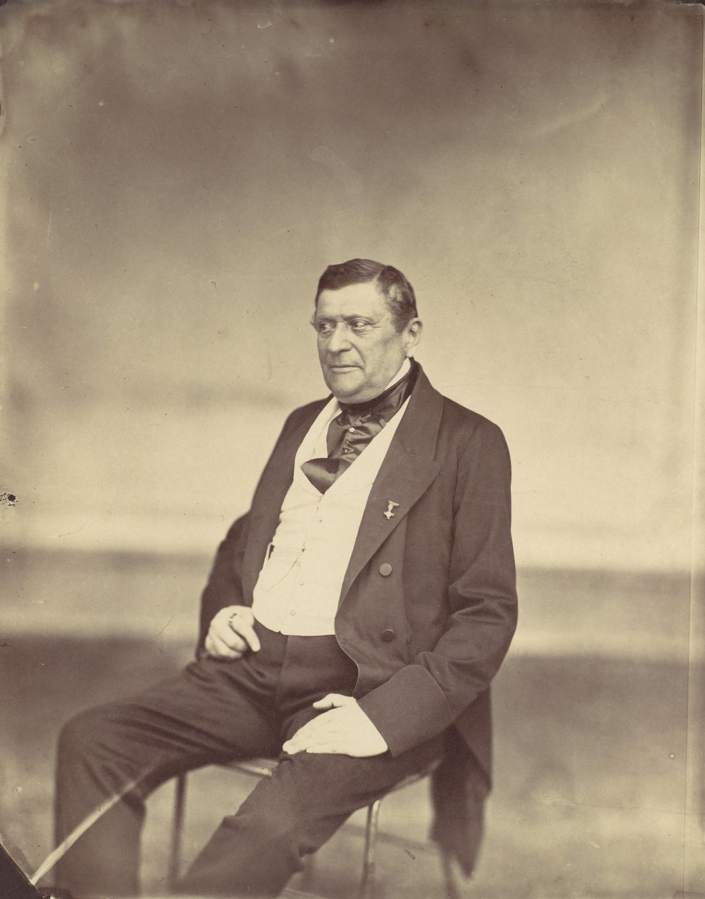 Homme assis en gilet blanc et manteau sombre - Franz Antoine