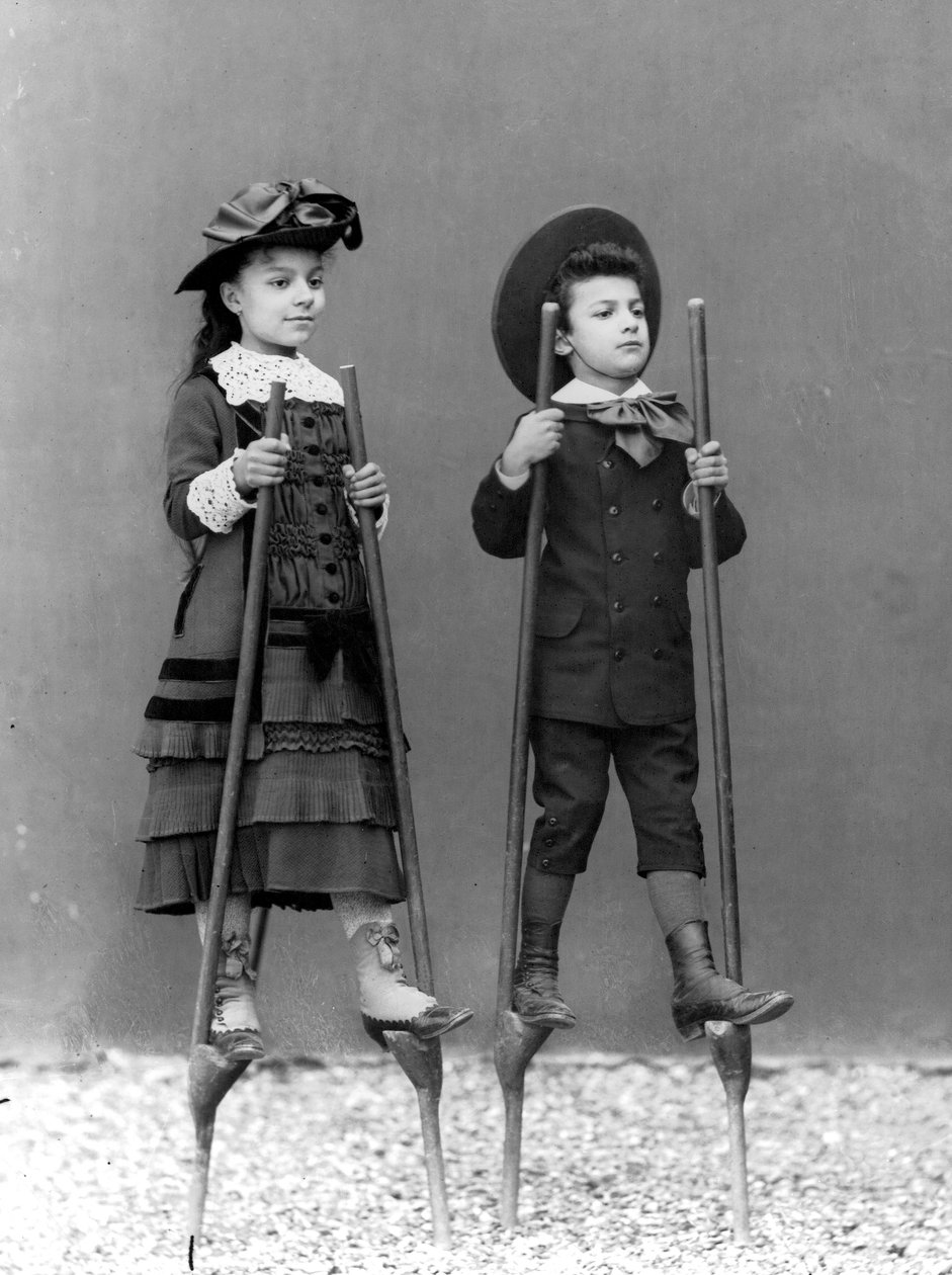 Les enfants de Romualdo Alinari, Adele et Arturo, sur des échasses, Florence, vers 1875 - Fratelli Alinari Fratelli Alinari