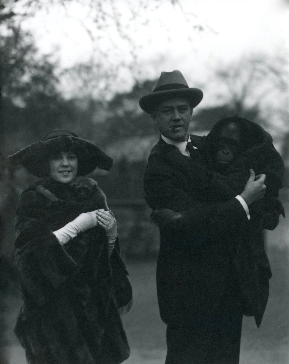 Osa et Martin Johnson avec un orang-outan et un gibbon, Zoo de Londres, octobre 1920 - Frederick William Bond