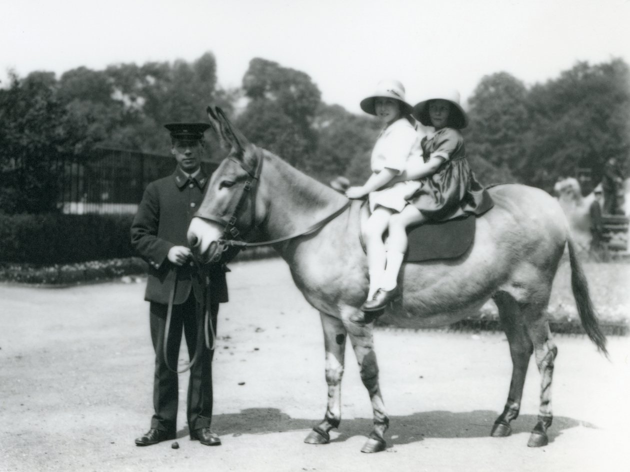 Deux jeunes filles chevauchant un âne, Zoo de Londres, août 1922 - Frederick William Bond
