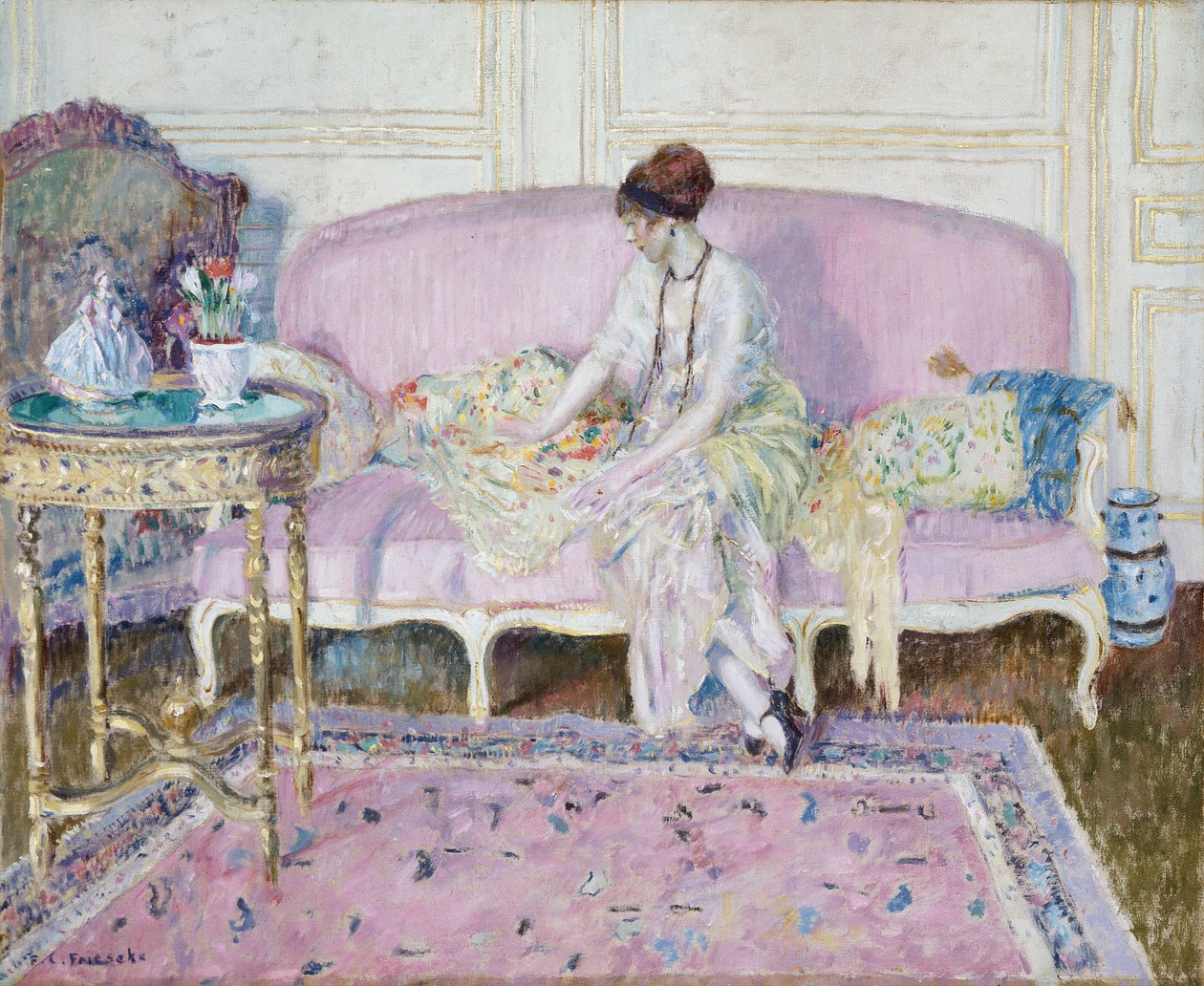 Femme assise sur un canapé dans un intérieur - Frederick Carl Frieseke