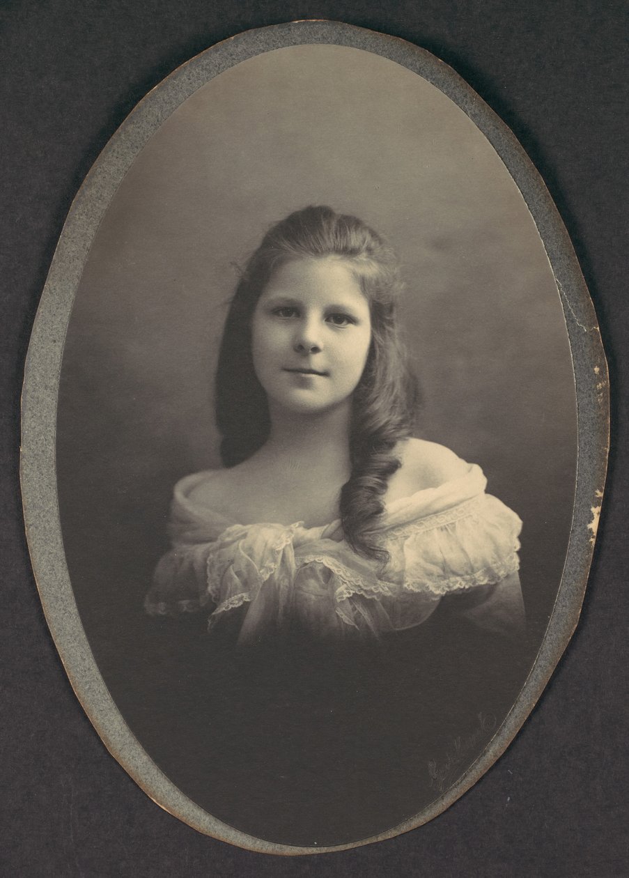 [Fille en robe blanche décolletée], années 1890 - Frederick Gutekunst