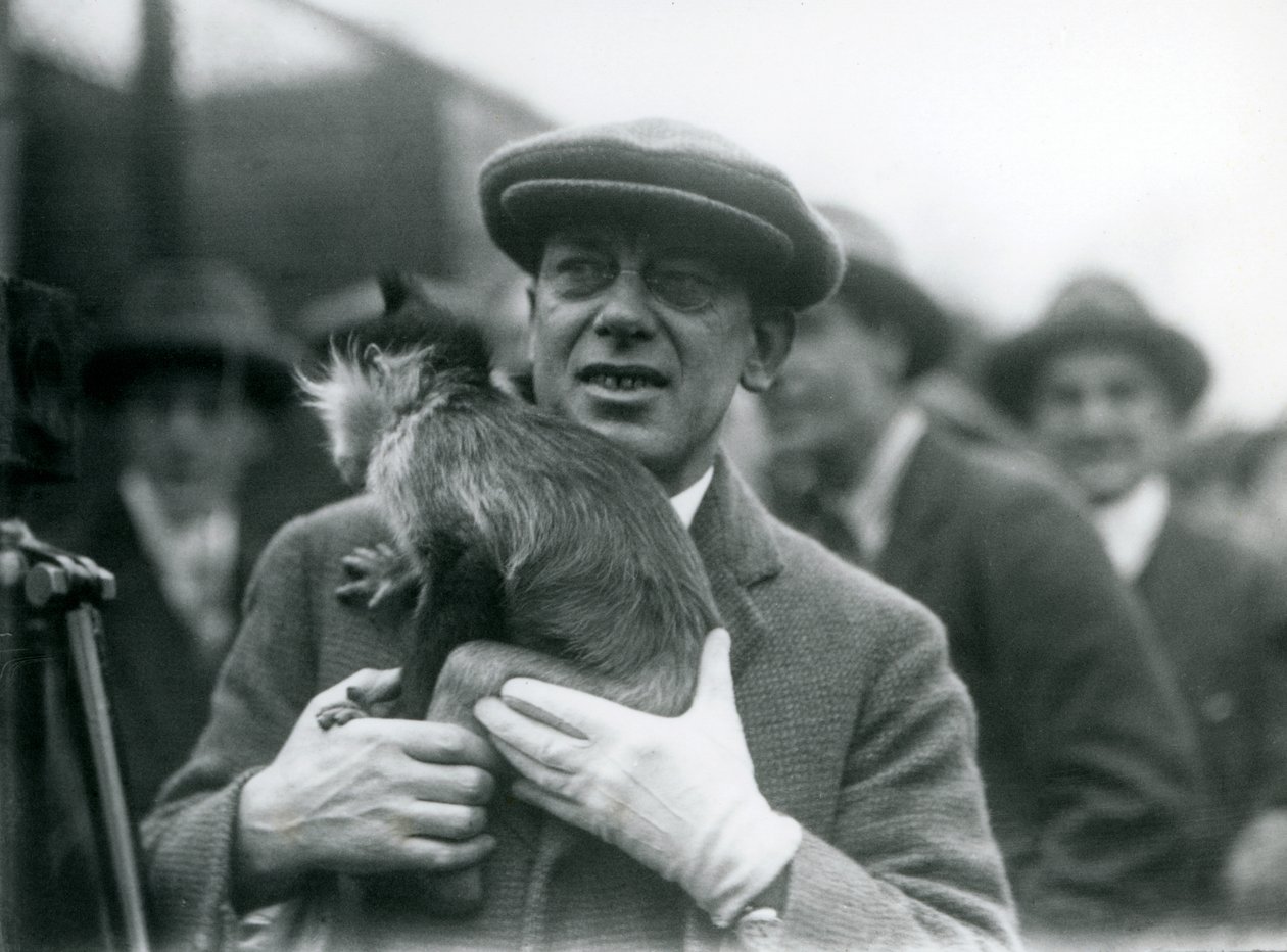 Un mangabey à crête noire, peut-être Freckles, avec son gardien, participant à une émission en extérieur du Zoo de Londres, 1925 - Frederick William Bond