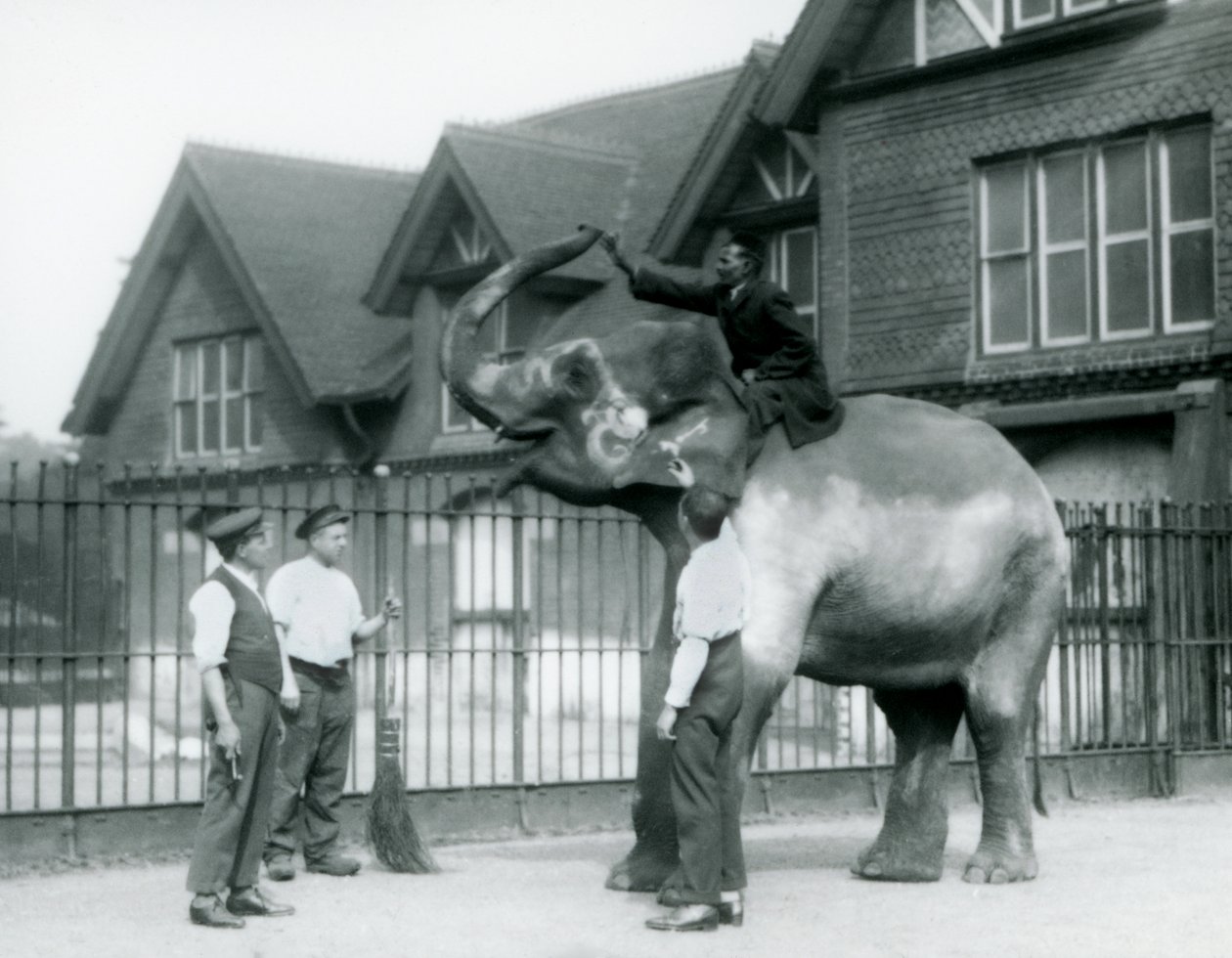Un éléphant indien décoré, avec trois gardiens et un dresseur, à l