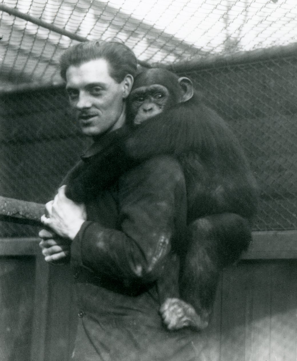 Un homme porte la chimpanzé Sally sur son dos, zoo de Londres, 1924 - Frederick William Bond