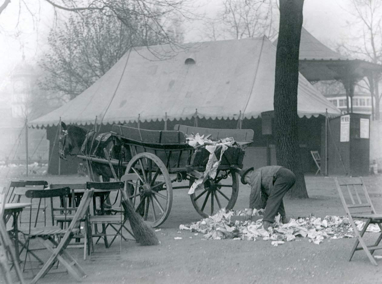 Nettoyage après un jour férié au Zoo de Londres en 1924 - Frederick William Bond