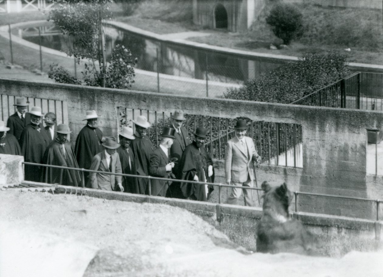 Sir Peter Chalmers Mitchell avec le régent éthiopien Haile Selassie et son entourage, observant un ours brun sur les terrasses Mappin, Zoo de Londres - Frederick William Bond