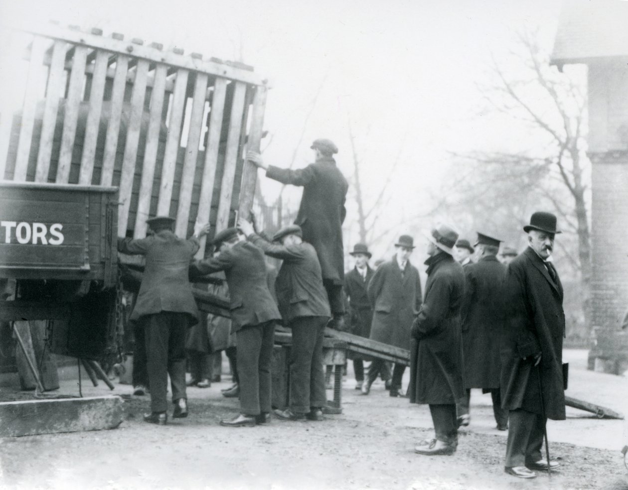 Déchargement du rhinocéros indien nouvellement arrivé, Zoo de Londres, 1924 - Frederick William Bond