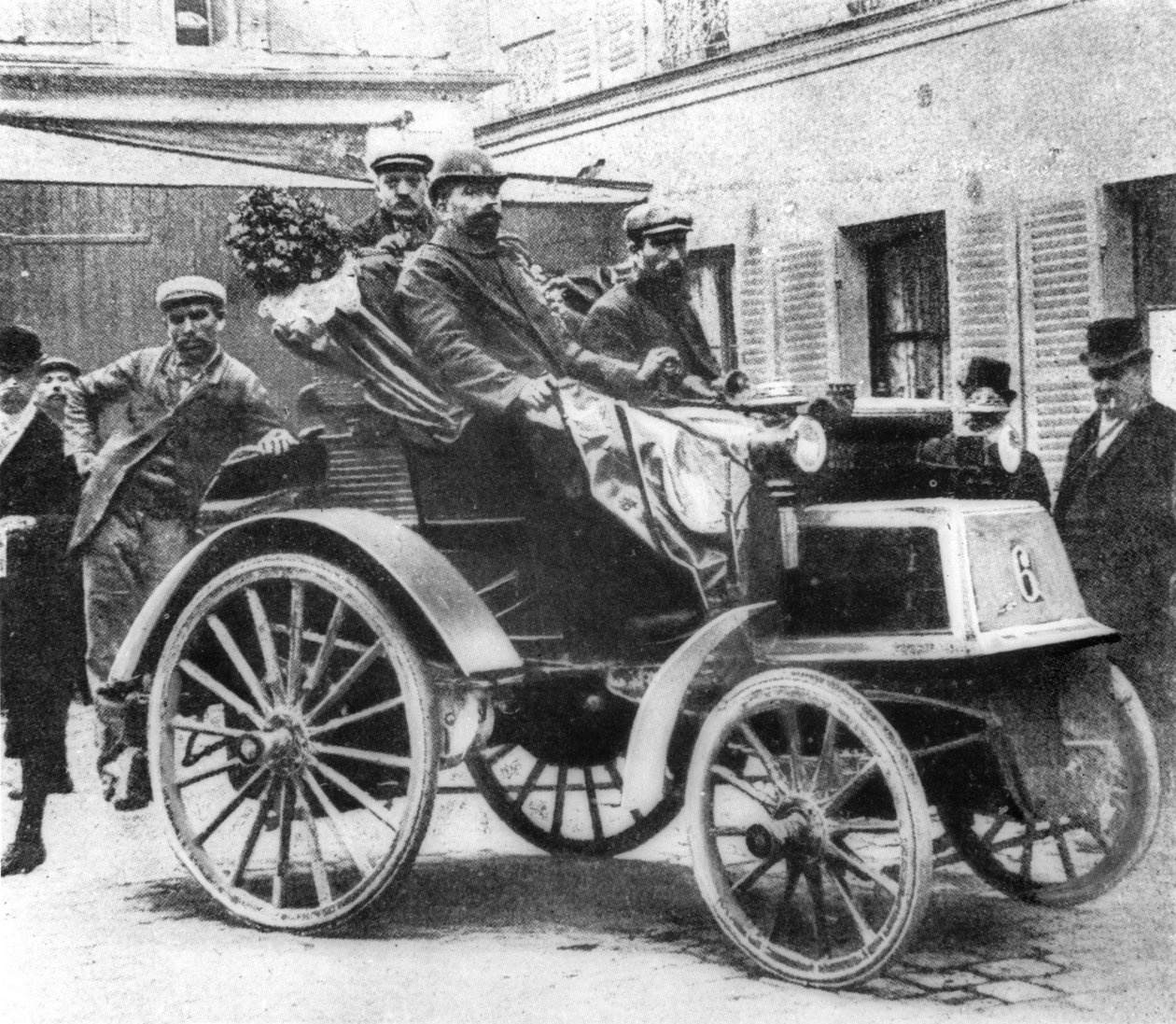 Une voiture Panhard-Levassor remportant le premier prix, 1891 - French Photographer