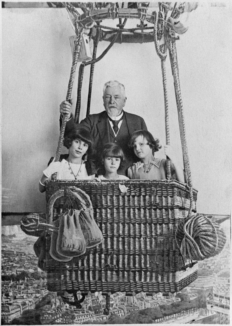 Alexandre Gustave Eiffel avec ses petits-enfants dans une gondole - French Photographer