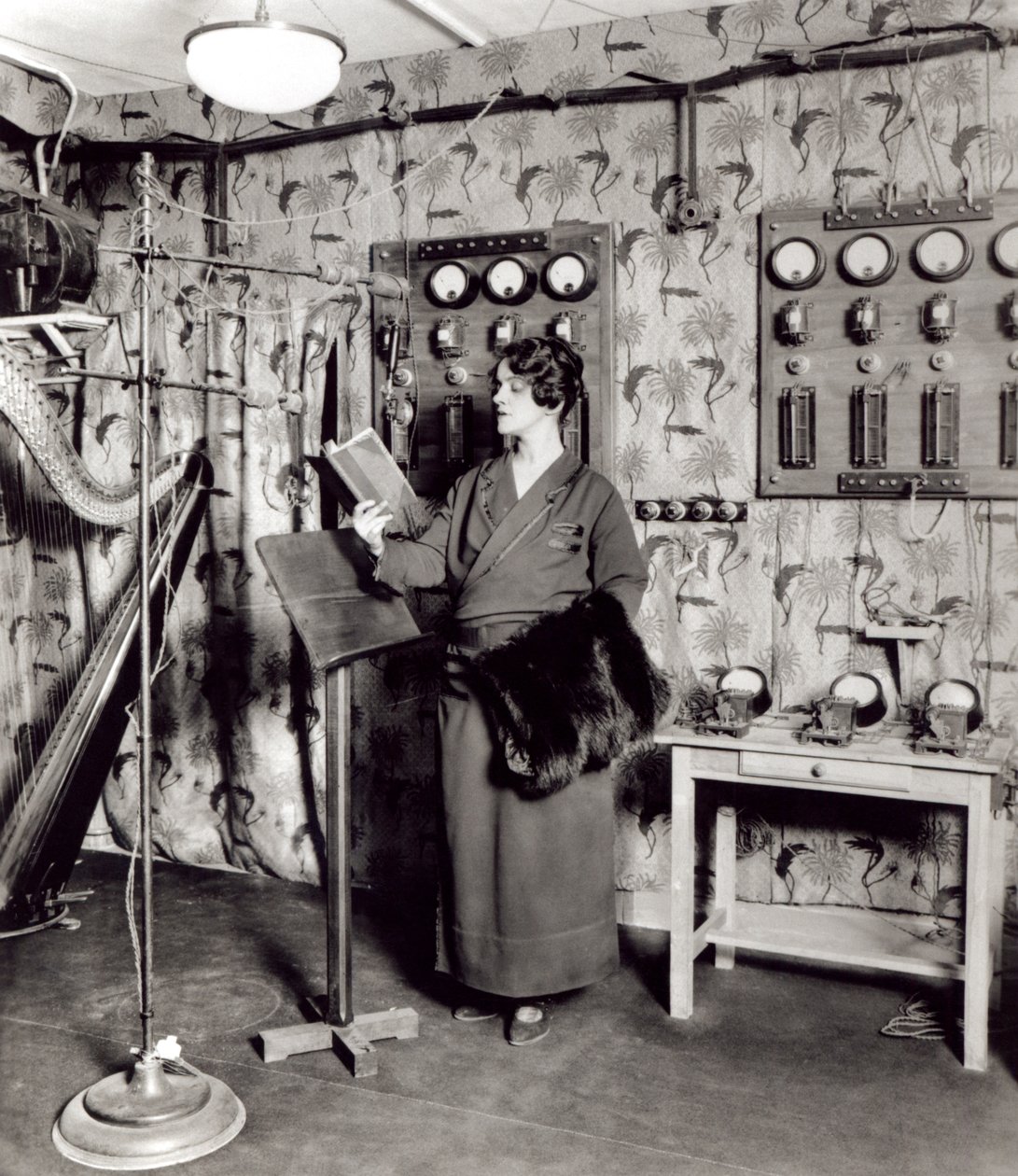 Beatrix Dussane dans un studio d