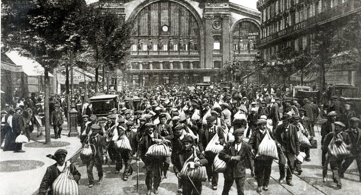 Belges et réfugiés des régions envahies arrivant à Paris à la Gare du Nord, 1914 - French Photographer