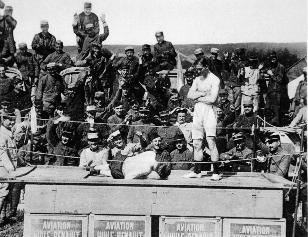 Carpentier donne le coup de grâce au front : le célèbre boxeur remet les gants pour honorer un héros, de The Illustrated War News - French Photographer