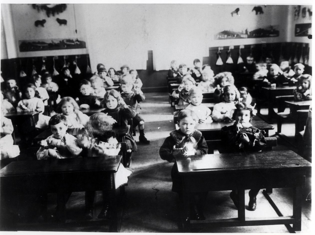 Enfants dans une salle de classe - French Photographer