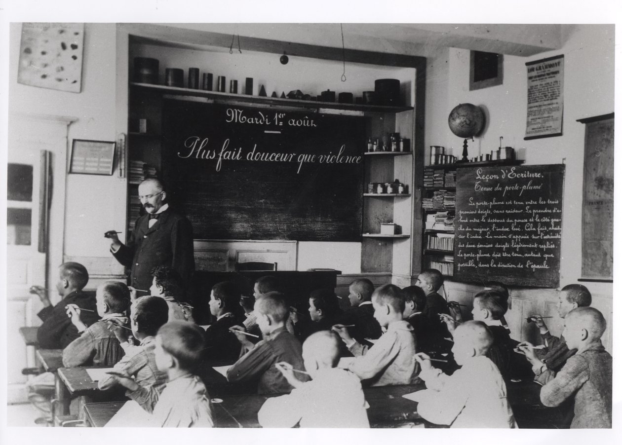 Enfants dans une salle de classe - French Photographer