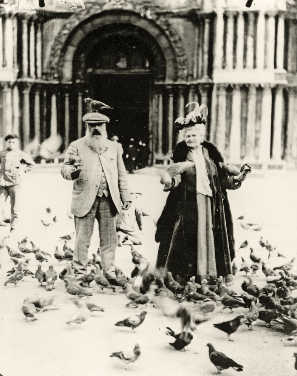 Claude Monet (1840-1926) et sa femme, Alice (1844-1911) Place Saint-Marc, Venise, octobre 1908 - French Photographer