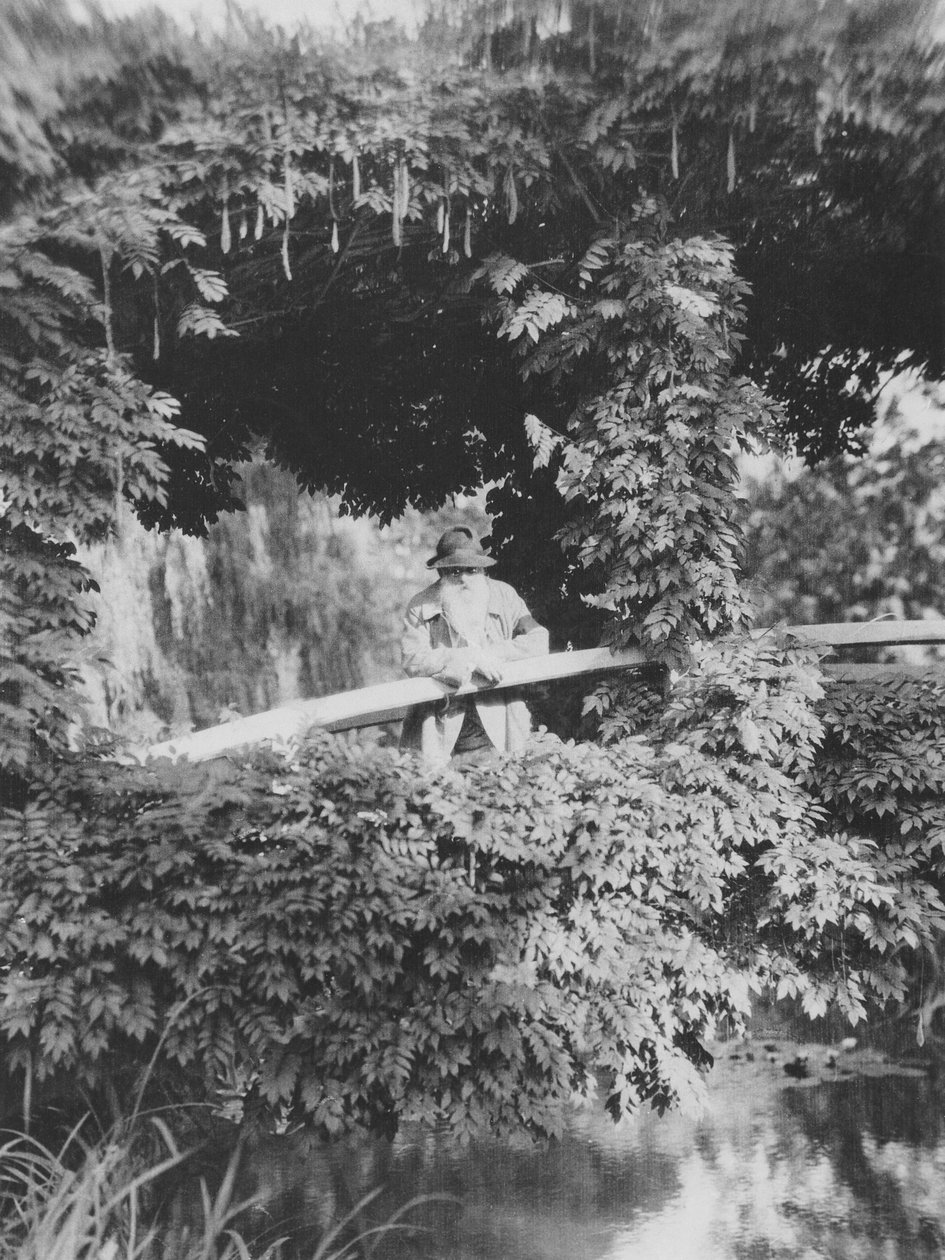 Claude Monet (1841-1926) sur le Pont Japonais dans son jardin à Giverny - French Photographer