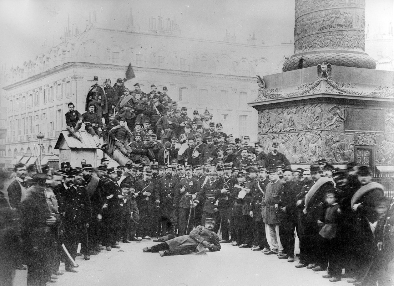 Communards sur la place Vendôme pendant la Commune de Paris, 1871 - French Photographer