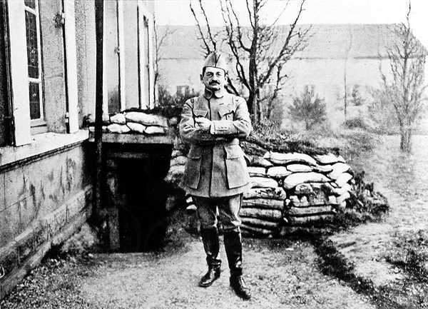 Général Charles Marie Emmanuel Mangin (1866-1925) devant son poste, 1916 - French Photographer