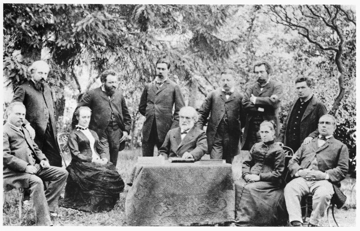 Jean-Baptiste André Godin (1817-88) avec les membres de la première réunion de gestion du Familistère de Guise, 1885 - French Photographer