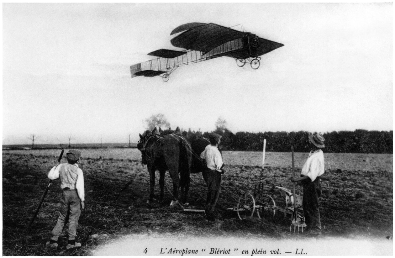 Louis Blériot (1872-1936) volant dans son avion, vers 1909 - French Photographer